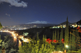 Taormina bei Nacht mit Ätna Provinz Messina